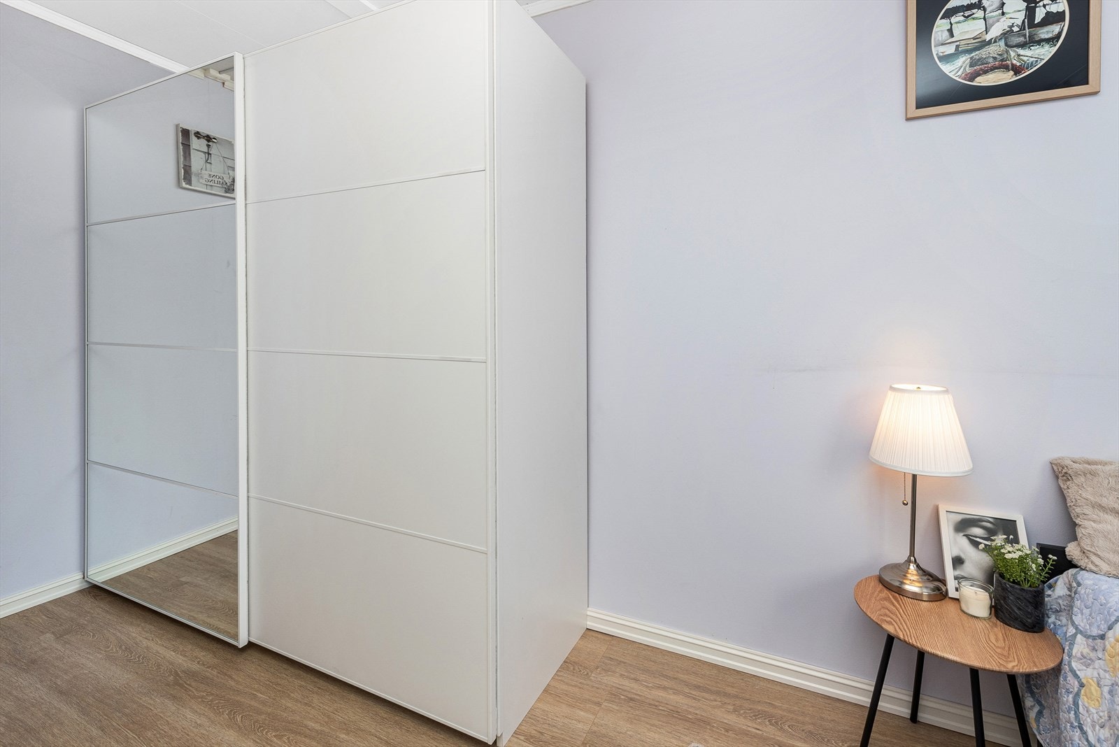 Soverom 2 med skyvedørsgarderobe. Brukes i dag som gjesterom. Galleribilde
