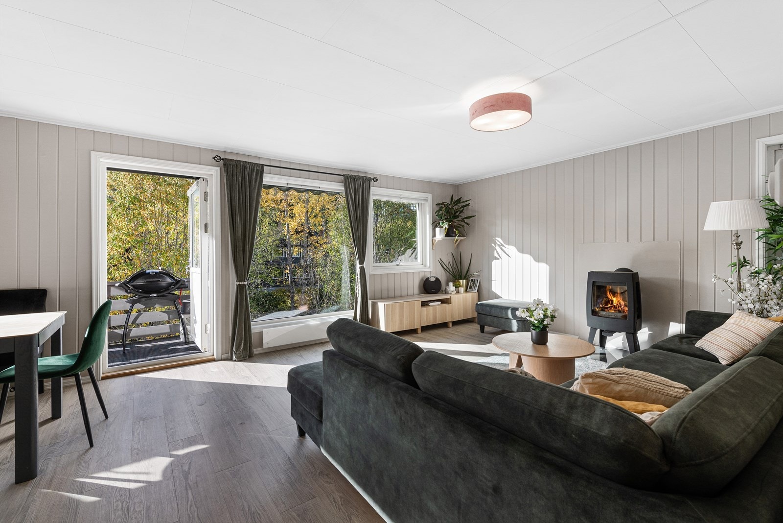 I stuen er det plass til både sofagruppe og spisebord. Galleribilde