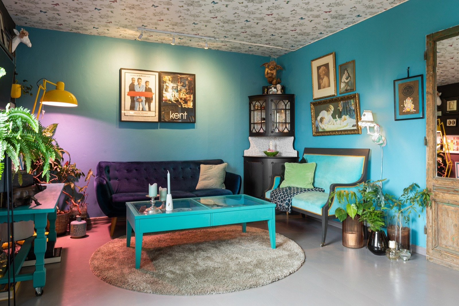 Romslig stue med god plass til sittegruppe. Galleribilde