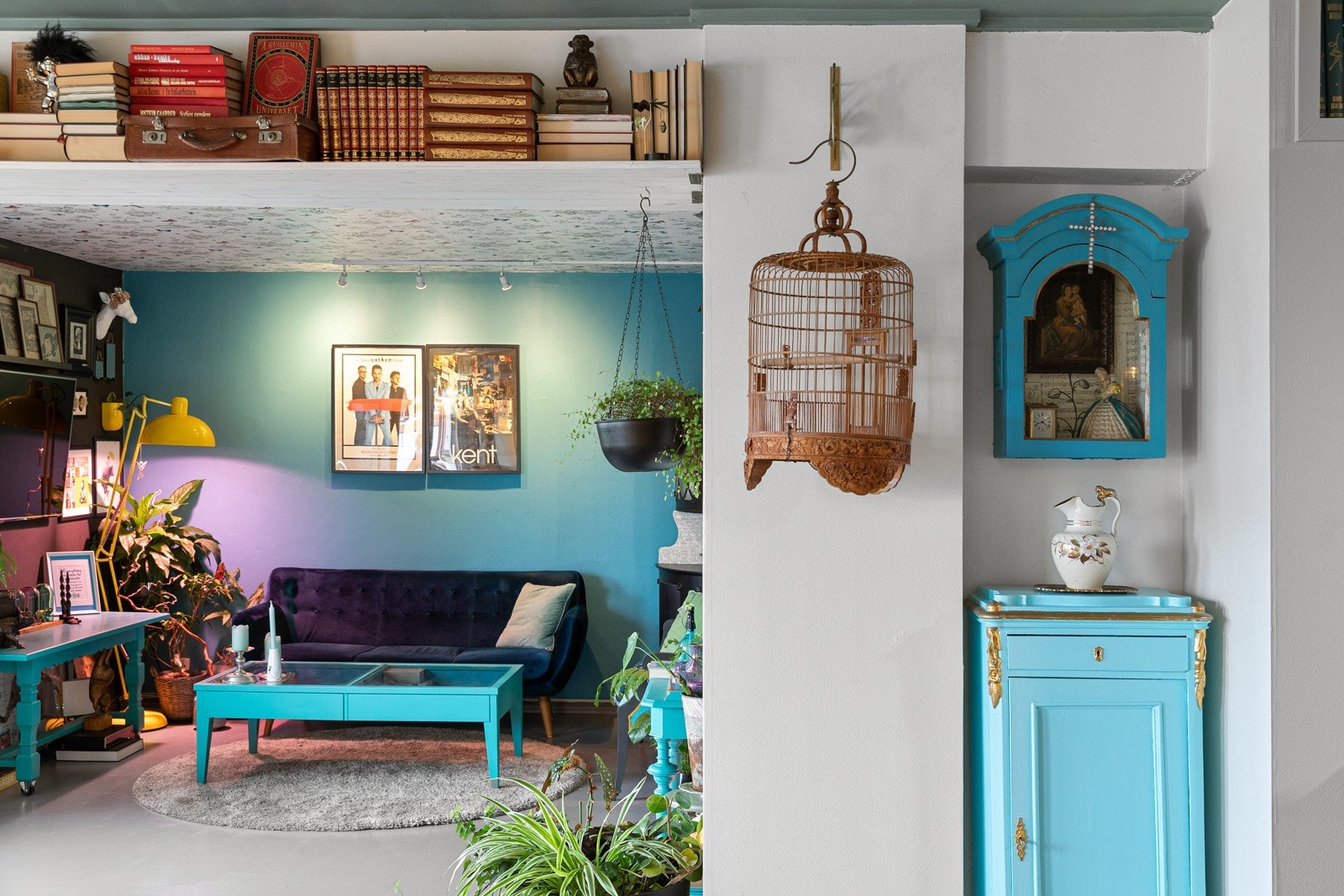 Fra entè mot stue hvor det er montert en bokhylle mellom kjøkken og stue delen Galleribilde