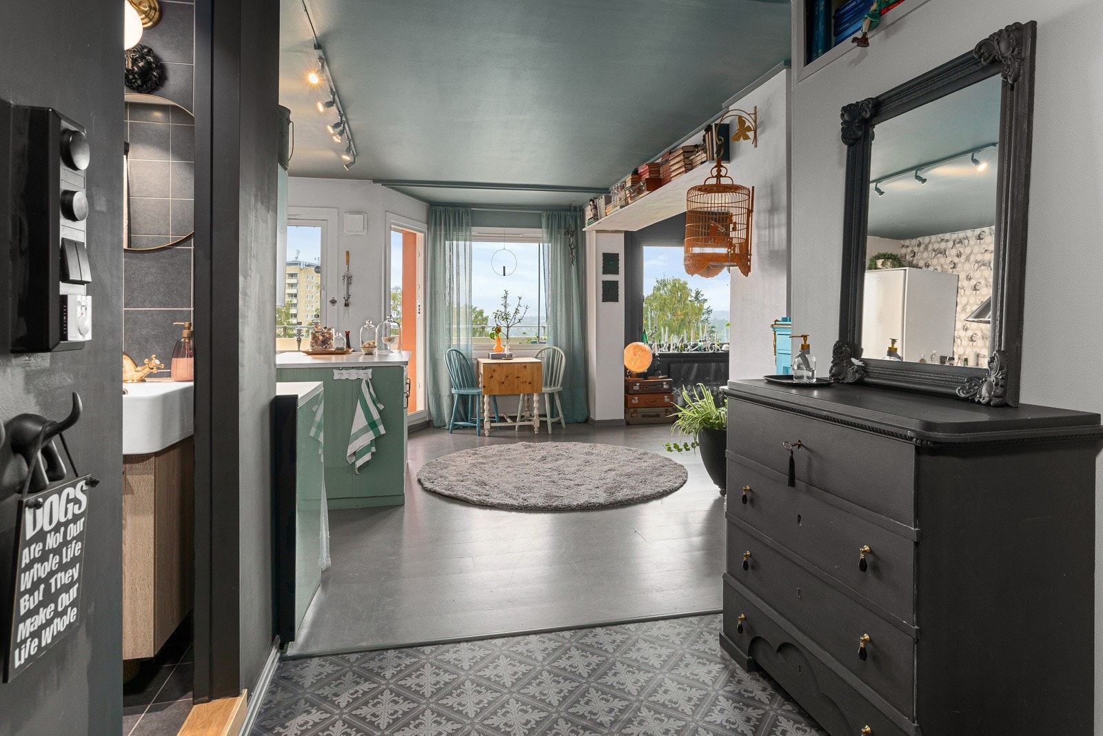 Den åpne løsningen gir god romfølelse. Galleribilde