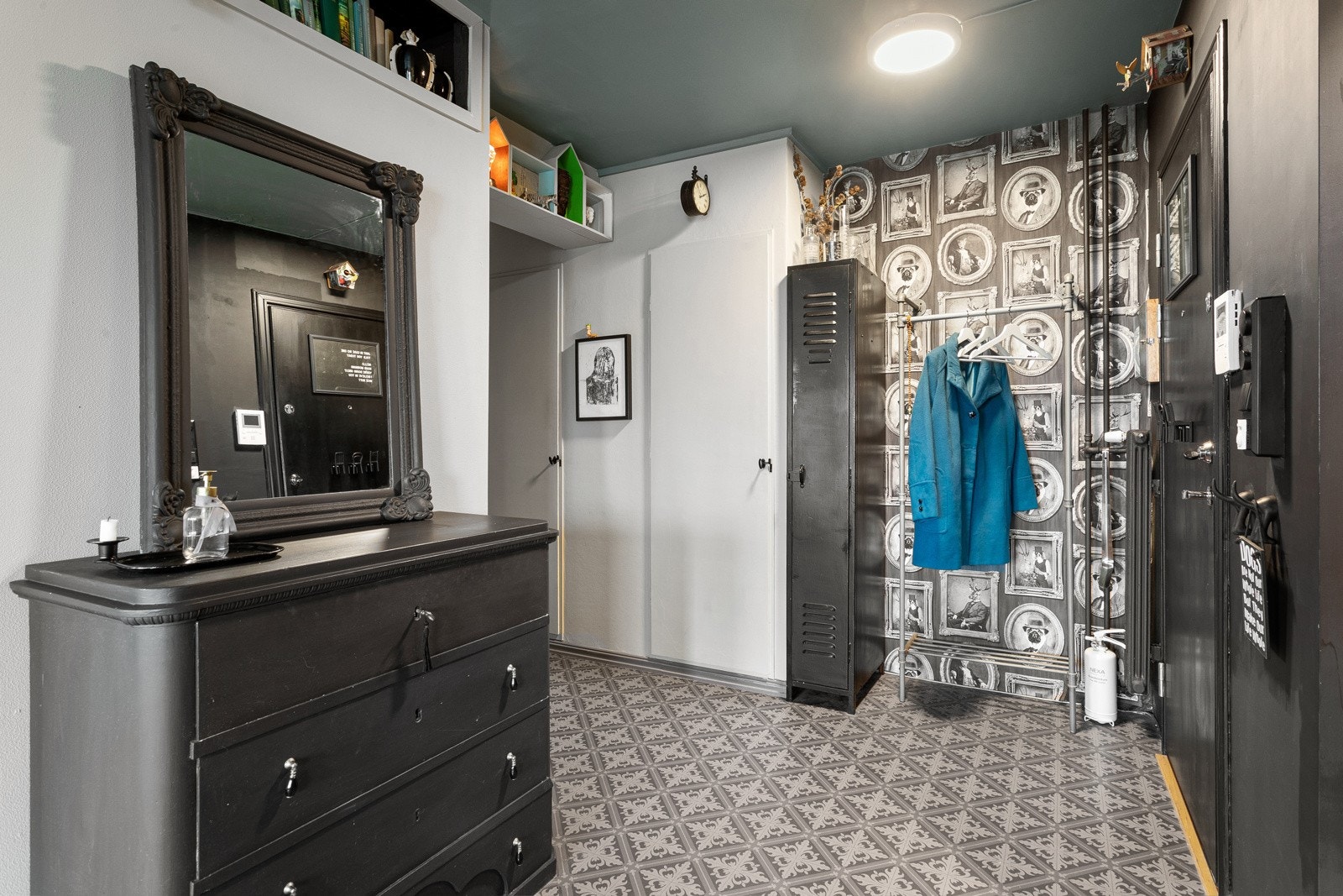 Romslig og hyggelig gang med 2 boder og plass til garderobeskap Galleribilde