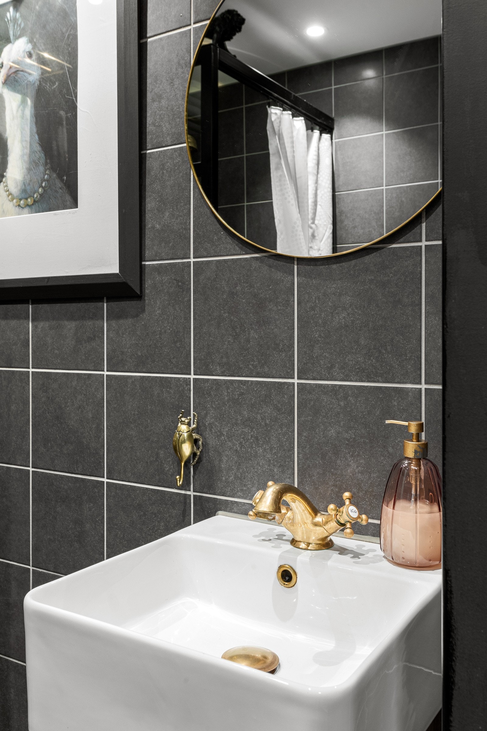 Baderomsinnredning bestående av benkeskap med glatte fronter. Speil og belysning over servant Galleribilde