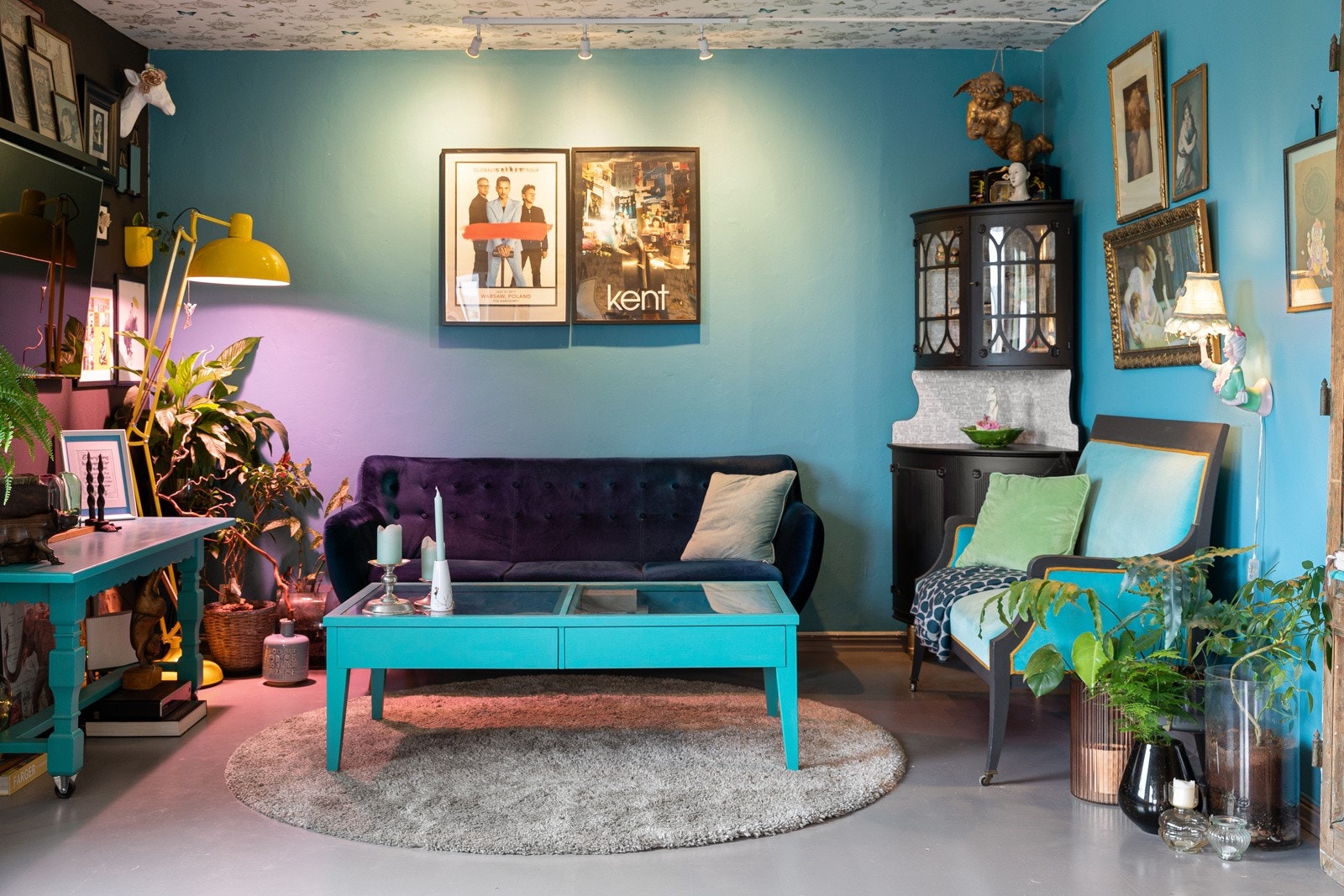 Stor åpen stue med tapetsert tak og malte flater Galleribilde