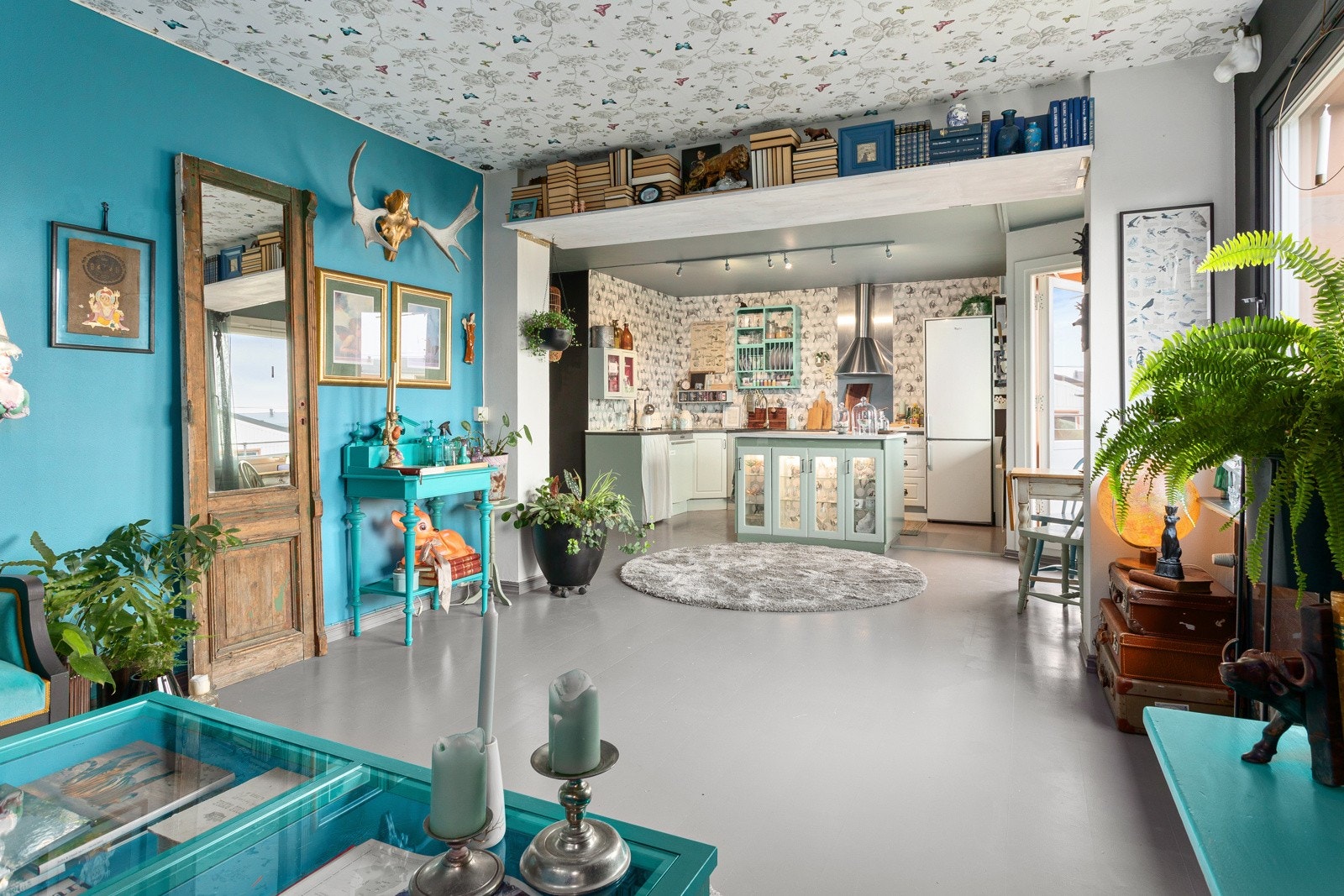 Stuen har tapetsert tak og malte gulv. Galleribilde