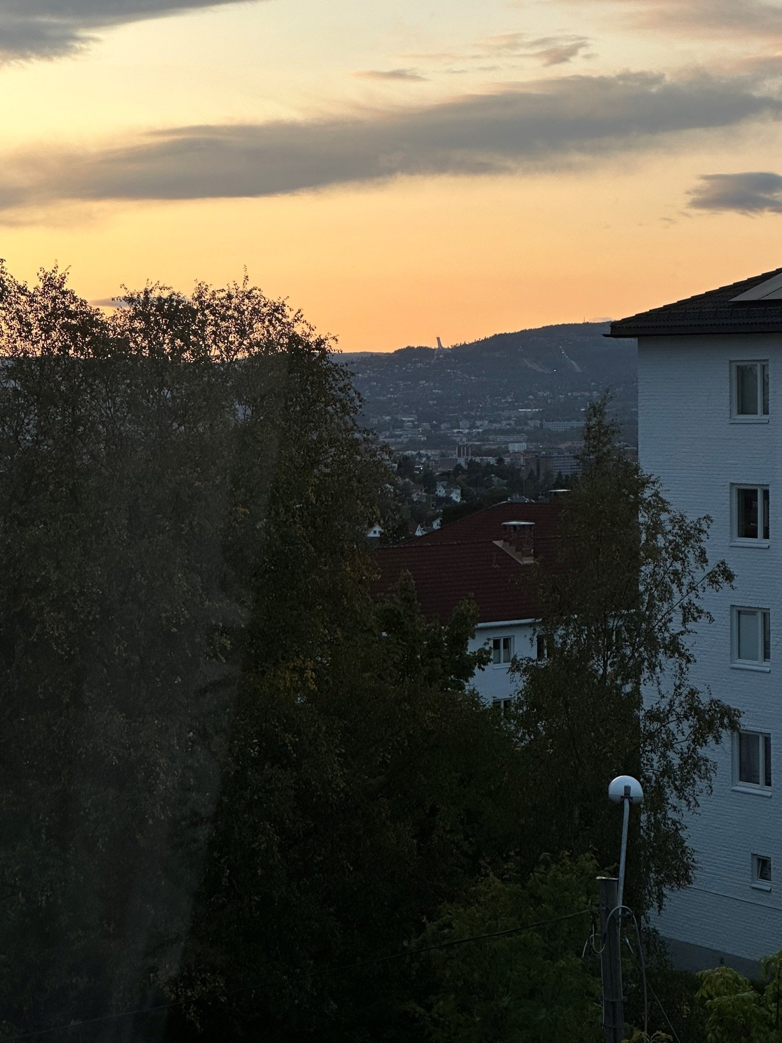 Fra soverommene har man fri utsikt til Holmenkollen. Galleribilde