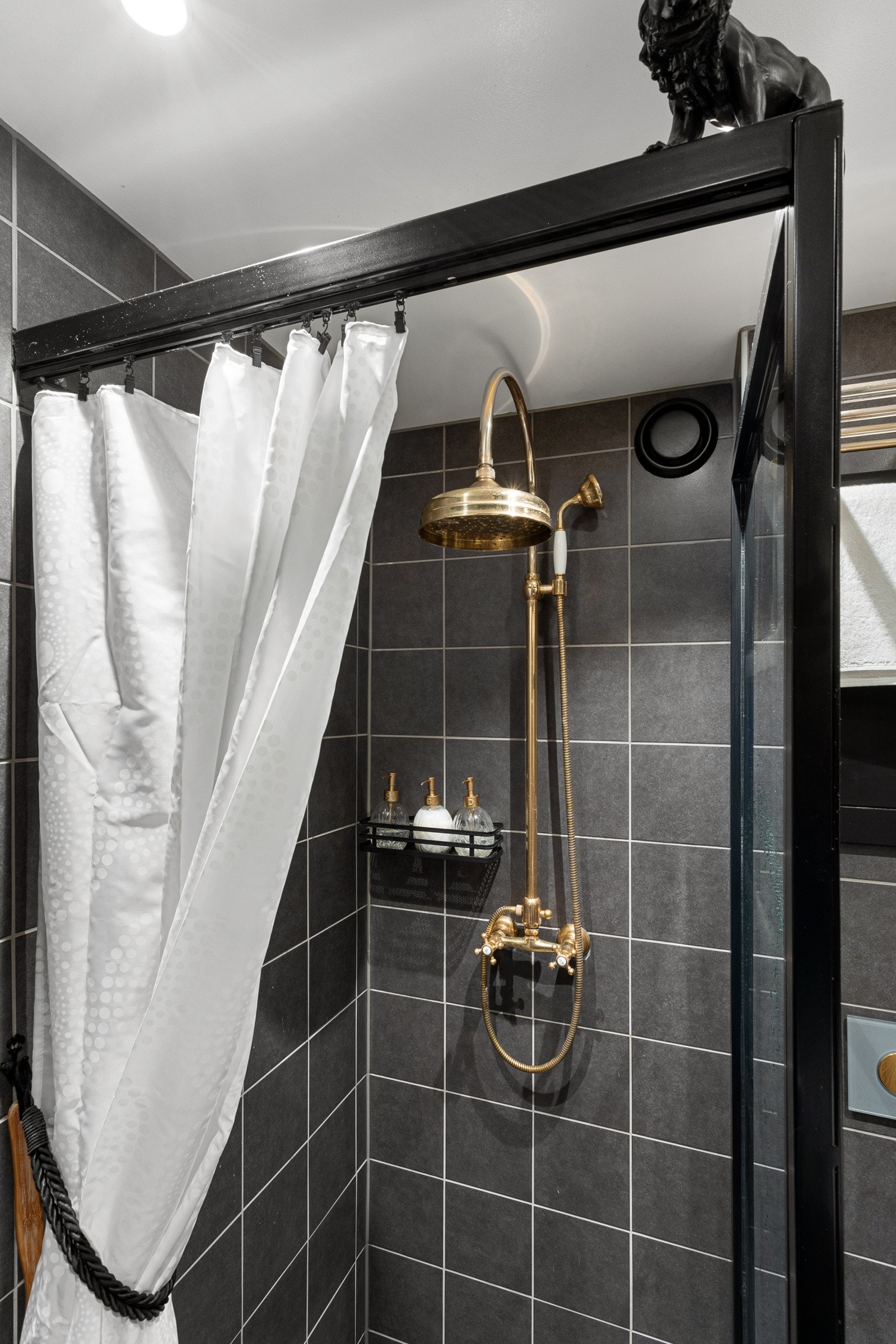 Nydelig flislagt bad med varmekabler Galleribilde