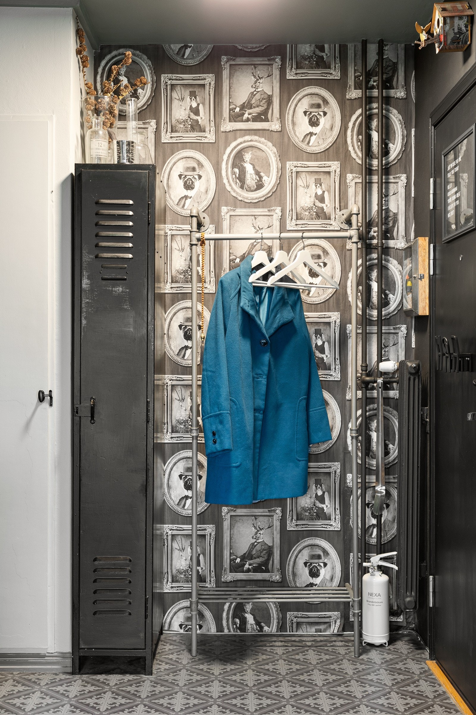 Hyggelig entè med plass til garderobeskap og yttertøy. Galleribilde