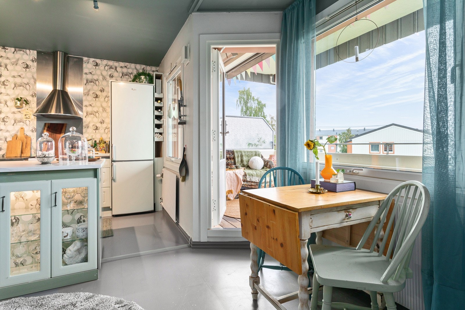 Fra kjøkkenet er det utgang til balkongen. Galleribilde