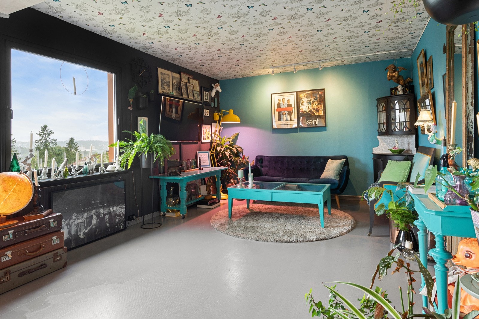 Stuen har vindu med flott utsikt over området. Alle vinduene ble byttet i 2020 Galleribilde