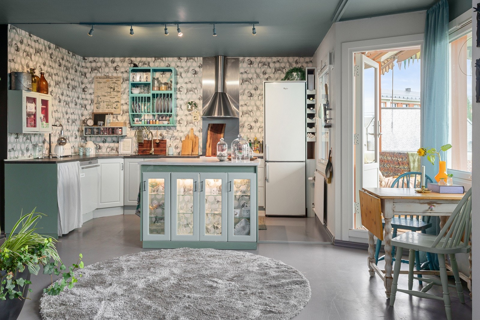 Kjøkkenet har kjøkkenøy med mye skapplass. Galleribilde