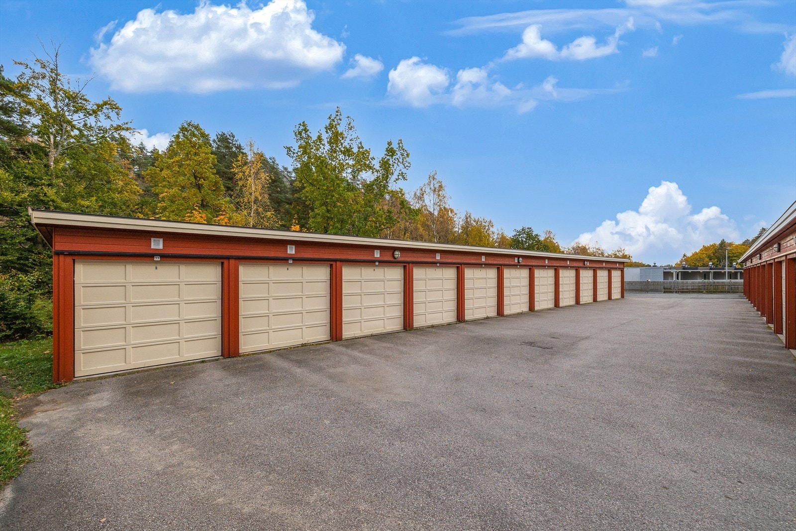 Garasje i rekke med automatisk portåpner. Galleribilde