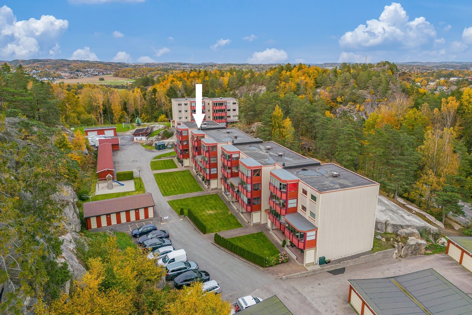 Leiligheten har en flott beliggenhet i toppetasjen i Fjell Borettslag. Borettslaget er et lite borettslag bestående av 2 blokker med totalt 32 leiligheter. Galleribilde