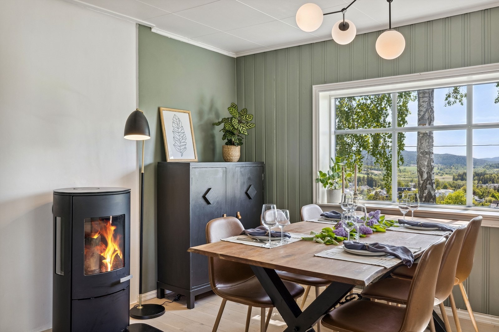 Stuen er innredet med nyere peis som gir tilstrekkelig med varme. Galleribilde