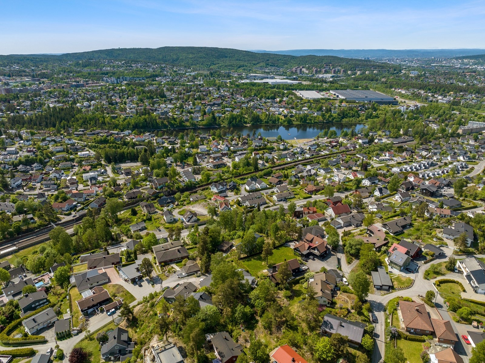 I gangavstand ligger friområder rundt Skjettenkollen, Vesletjernet med flytebrygge og Langvannet med langgrunn badeplass. Galleribilde