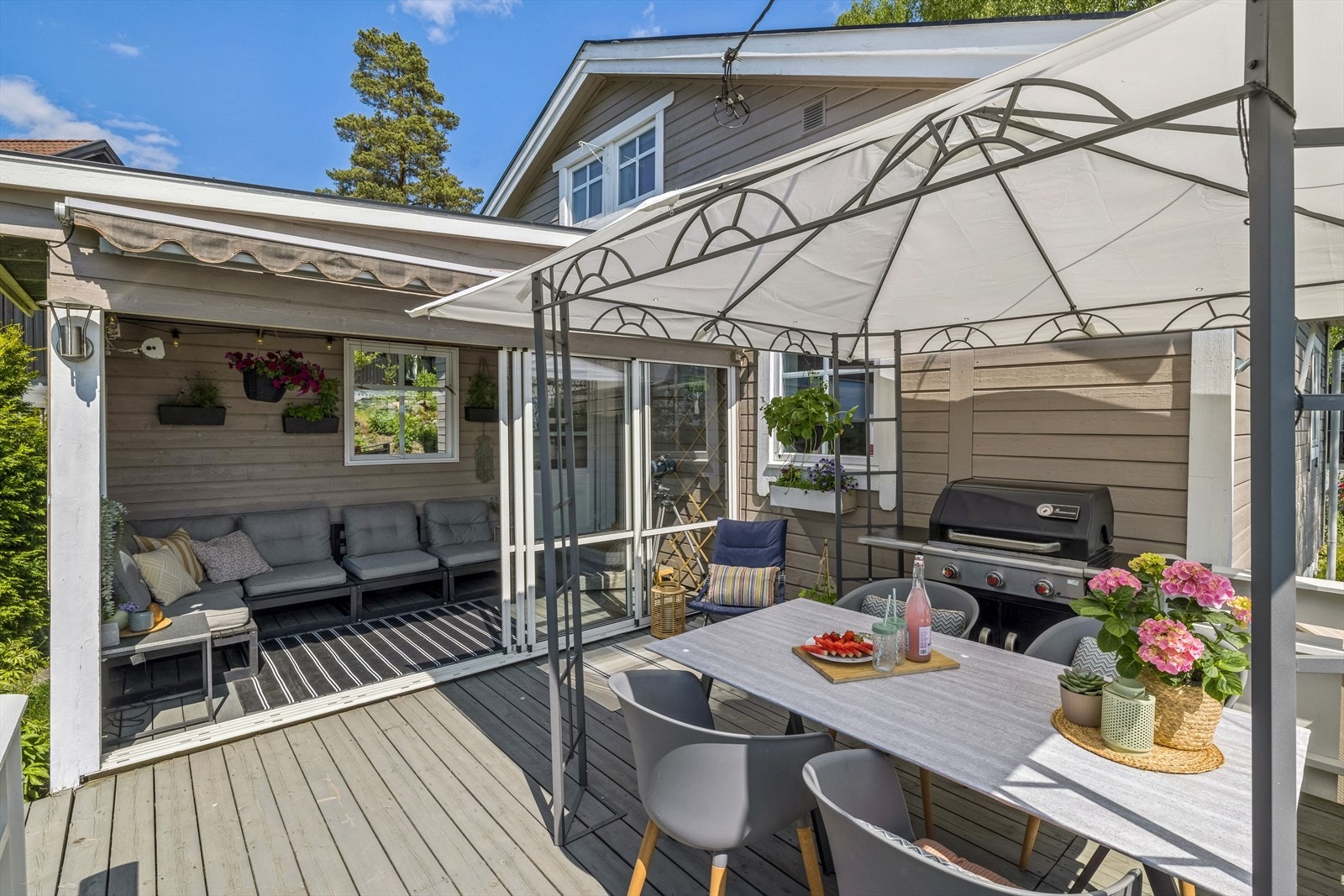 Boligen har en herlig terrasse på ca.15,4 kvm med svært gode solforhold. Galleribilde