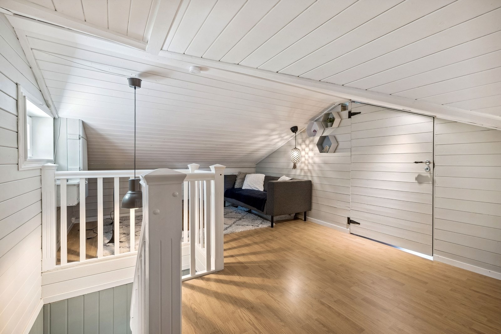Loftet er innredet med TV-stue og to andre rom som blir benyttet som barnerom. Her er det lavt under taket og rommet er innredet med sofa og TV. Galleribilde