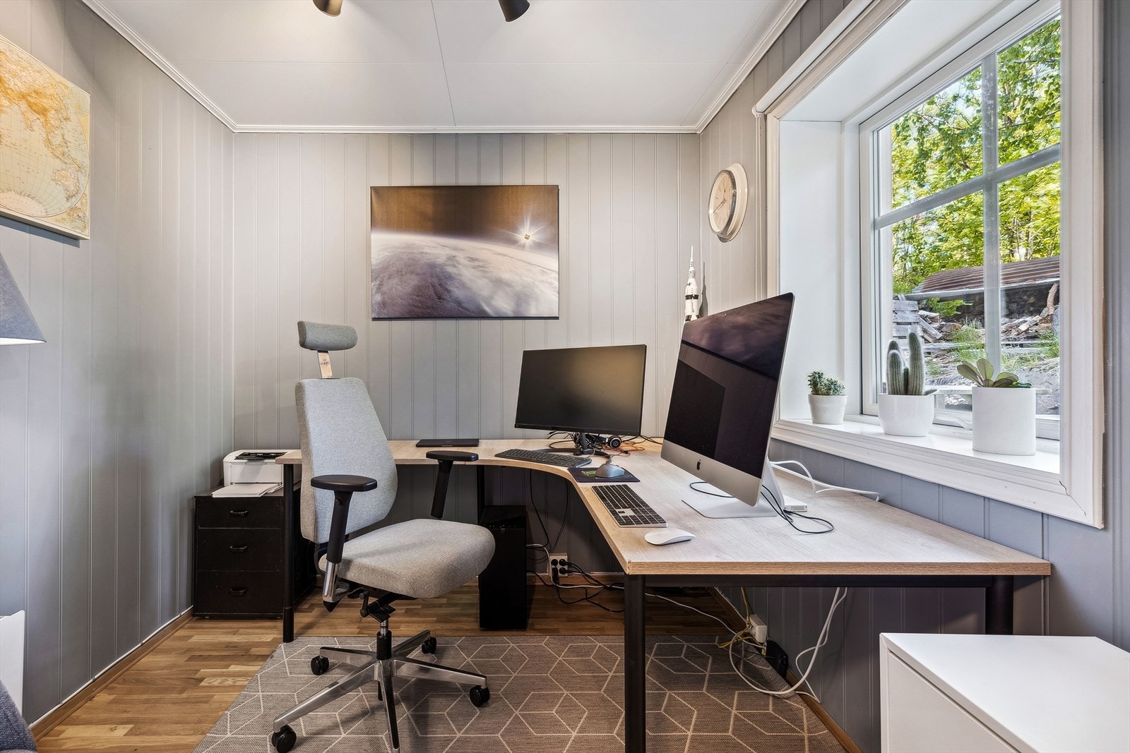 Fra soverom to har du veldig god plass til å sette opp et hjemmekontor med tilhørende møbler. Galleribilde