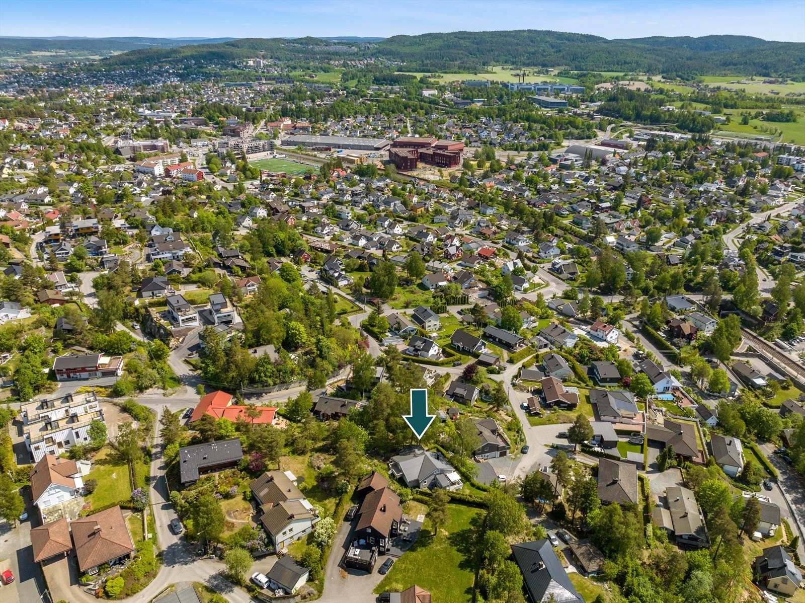 Eiendommen ligger i et attraktivt og barnevennlig boligområde på Fjellhamar i Lørenskog kommune. Galleribilde