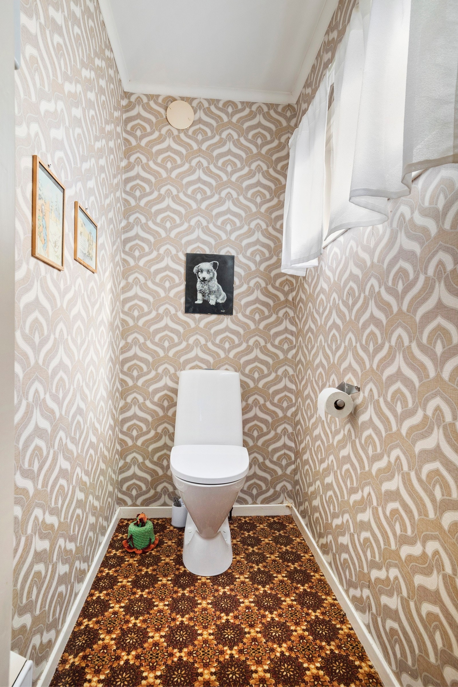 Vegg i vegg med badet finner man et separat wc-rom. Galleribilde