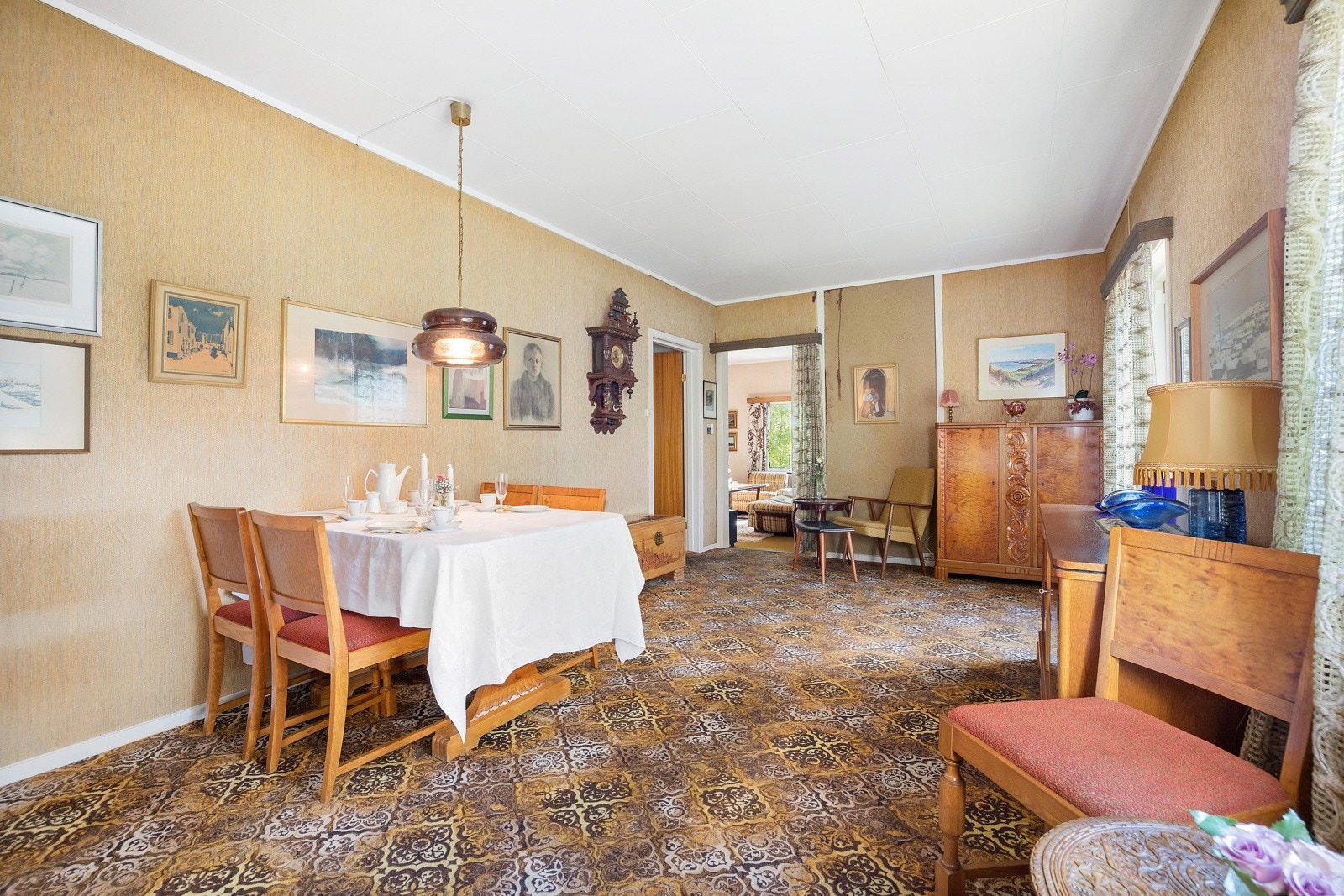Den ene stuen passer utmerket som spisestue, og her er det god plass til å samle venner og familie rundt et langbord. Galleribilde