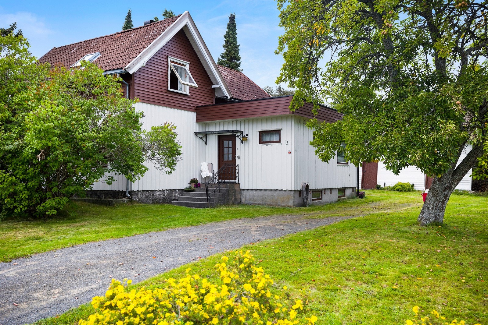 Velkommen til Magnus Tvedtens vei 3 - presentert av Siri Istre v/PrivatMegleren. Bilen parkeres i en gruslagt innkjørsel opp til hovedinngangen. Galleribilde