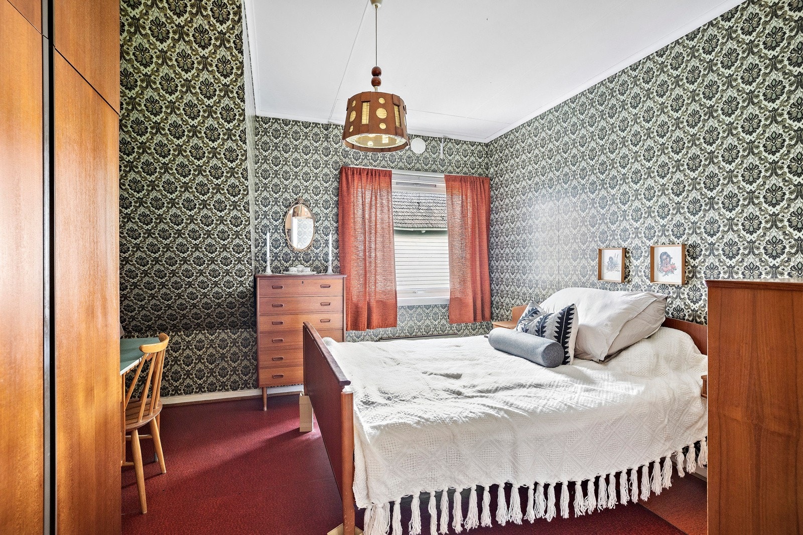 Boligen har to soverom på hvert sitt plan, og hovedsoverommet nede har skap og god plass til dobbeltseng. Galleribilde