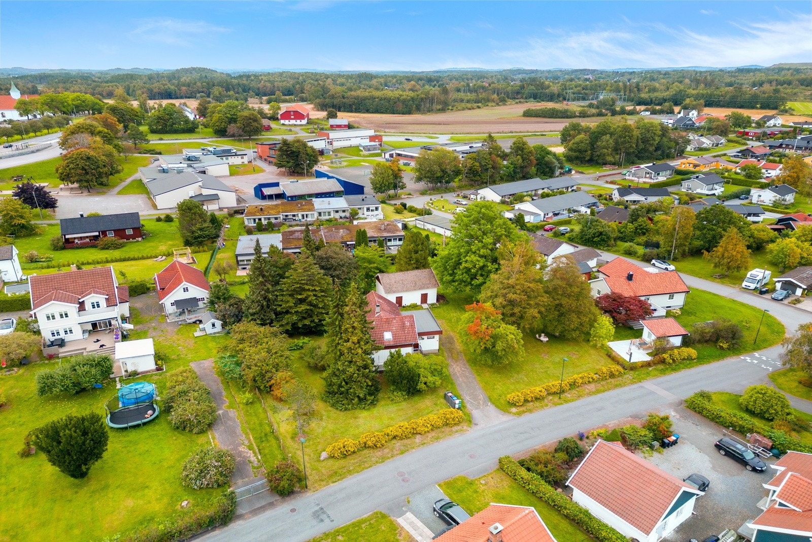 Fra boligen er det kort gangavstand til buss, dagligvare og Tjodalyng skole for alle trinn. Galleribilde