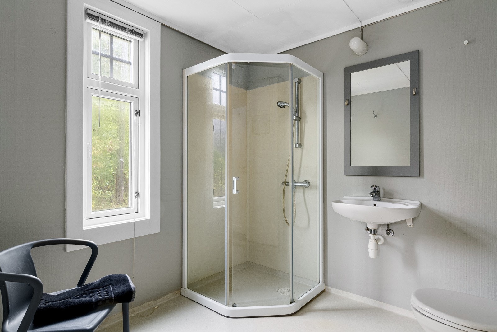 Koselig bad med dusjkabinett. Galleribilde