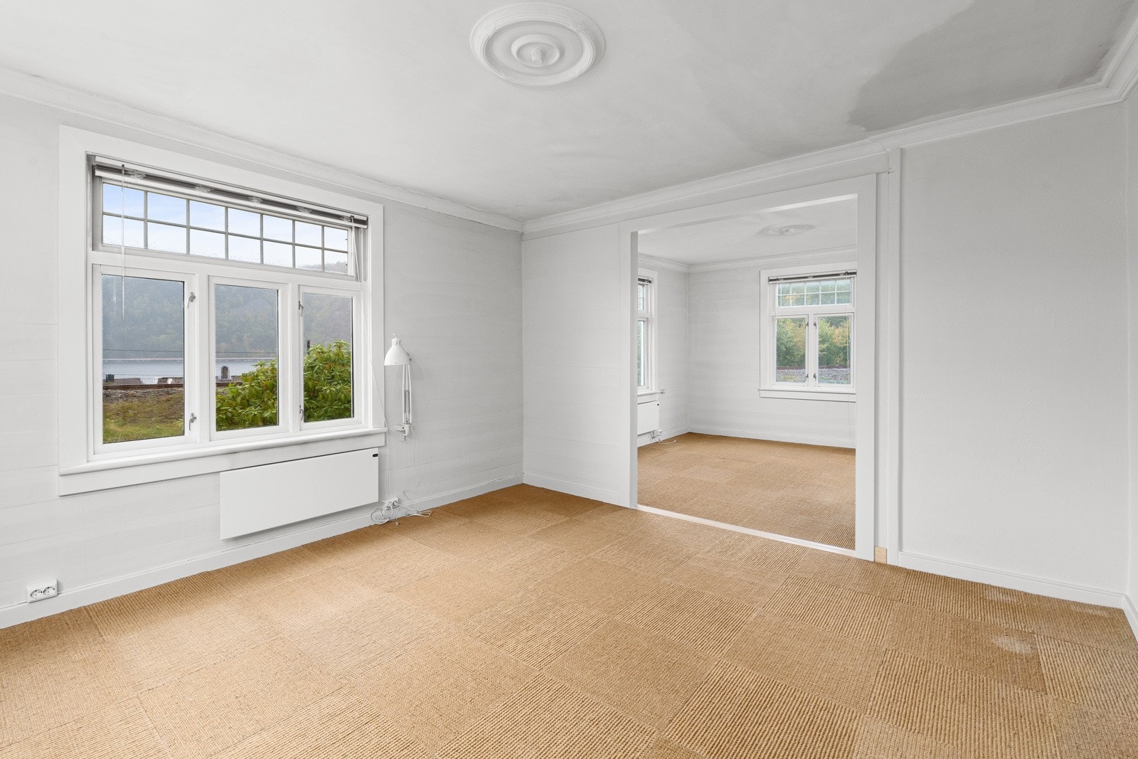 Koselige stuer malt i lyse farger. Galleribilde
