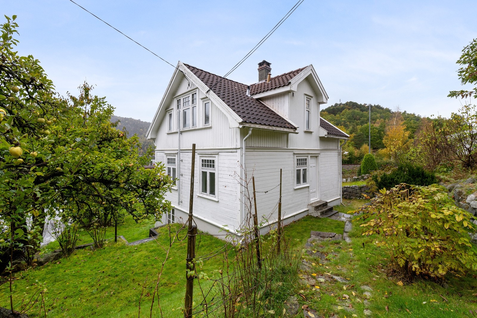 Koselig og pent opparbeidet hage rundt boligen. Galleribilde