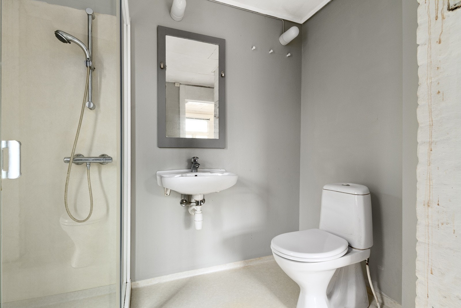 Badet er mald i en lys gråfarge. Galleribilde
