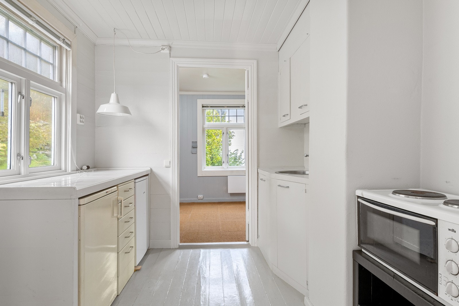 Kjøkken inn fra stuen. Galleribilde