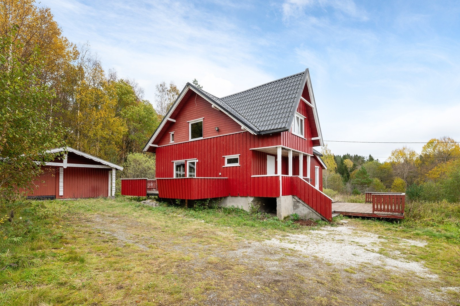 Det er gode parkeringsmuligheter i frittstående garasje og på gårdsplass. Galleribilde
