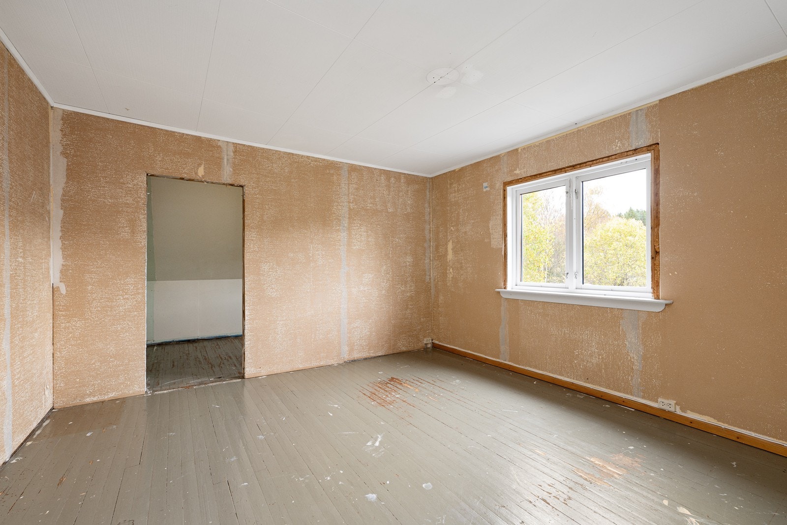 Soverommene har gode vindusflater som gjør det lett å holde det svalt, samt bra plass til møblement utover seng. Galleribilde