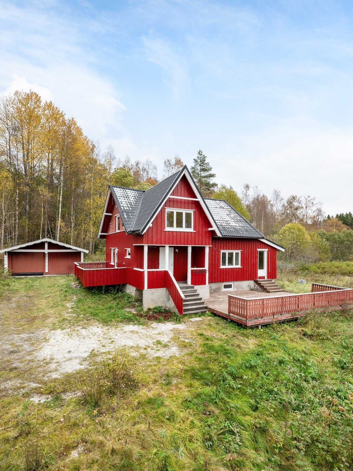 Eiendommen ligger i et landlig og rolig område ved Ydersbotn, omtrent 13 km sør for Hemnes sentrum. Galleribilde