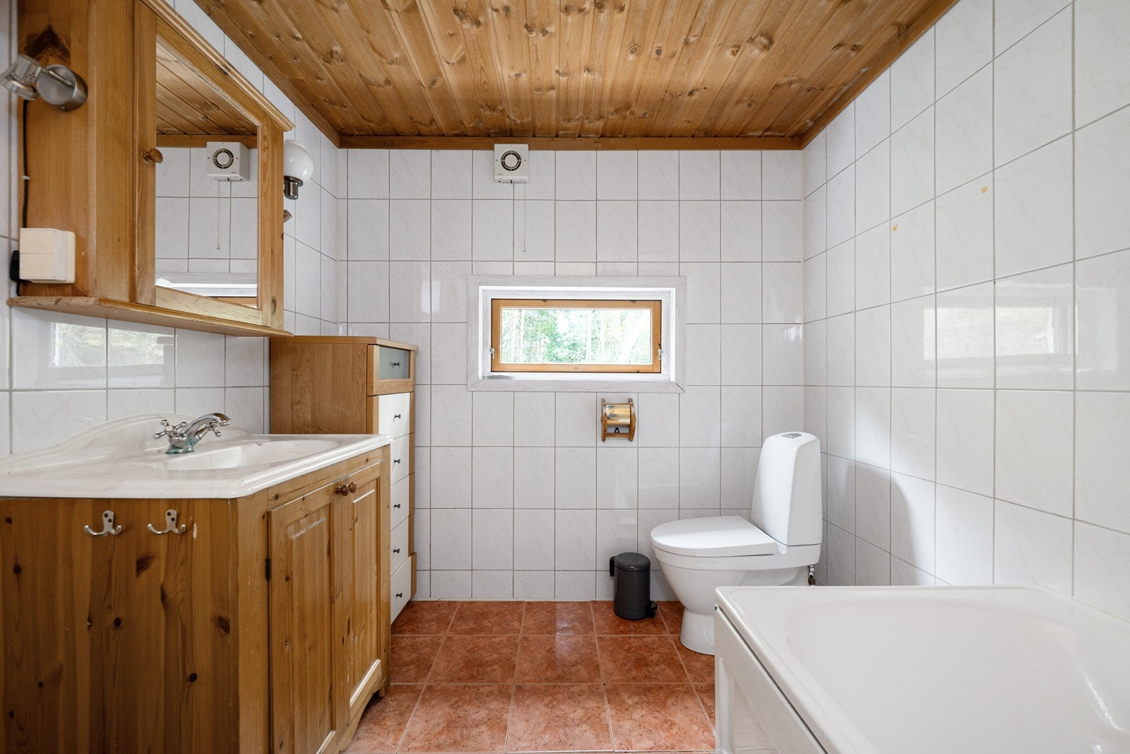 Boligen har et helfliset bad/wc som er utstyrt med badekar, varmekabler og elektrisk vifte. Galleribilde