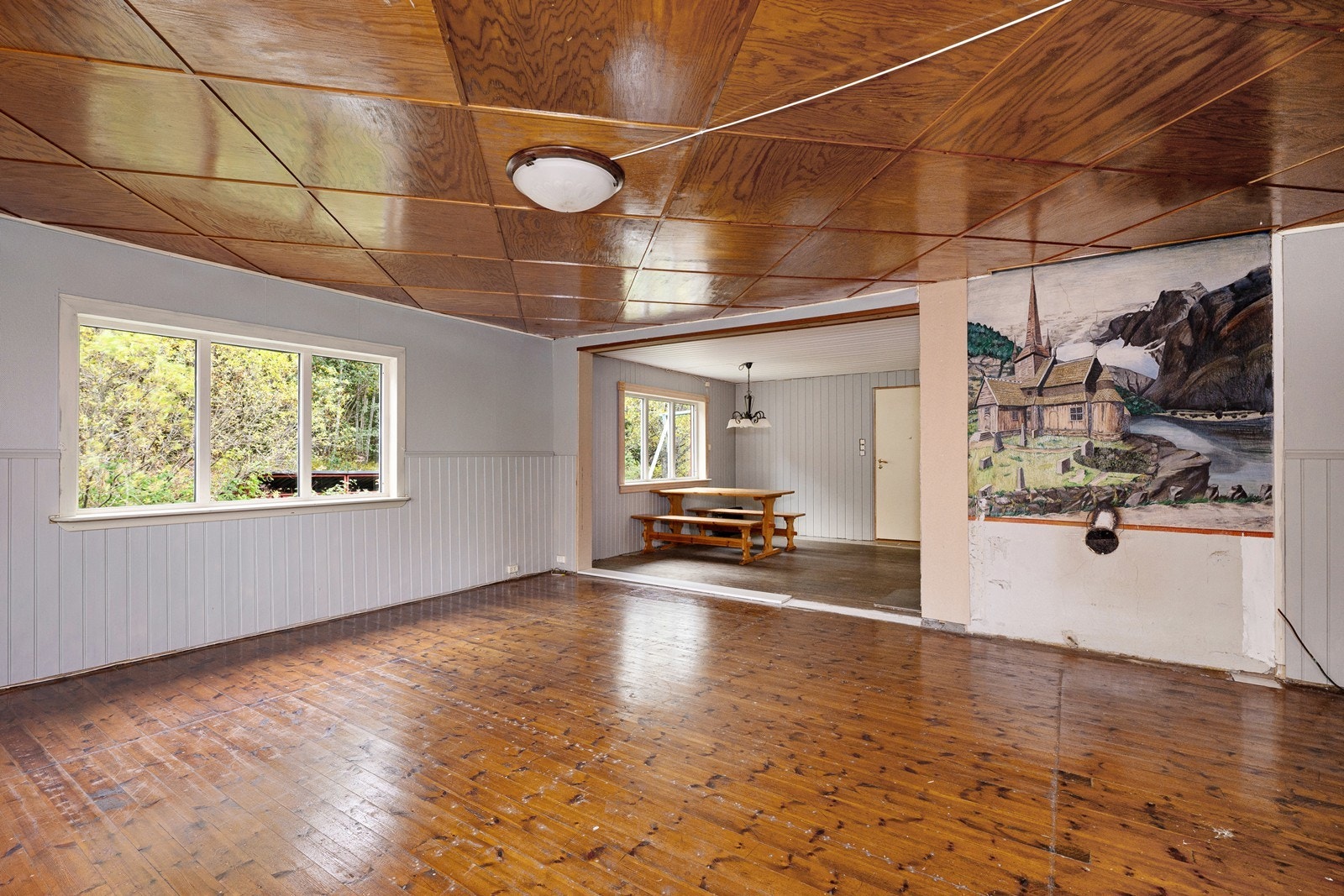I stuen er det plass til både sofaløsning og sittegrupper. Galleribilde