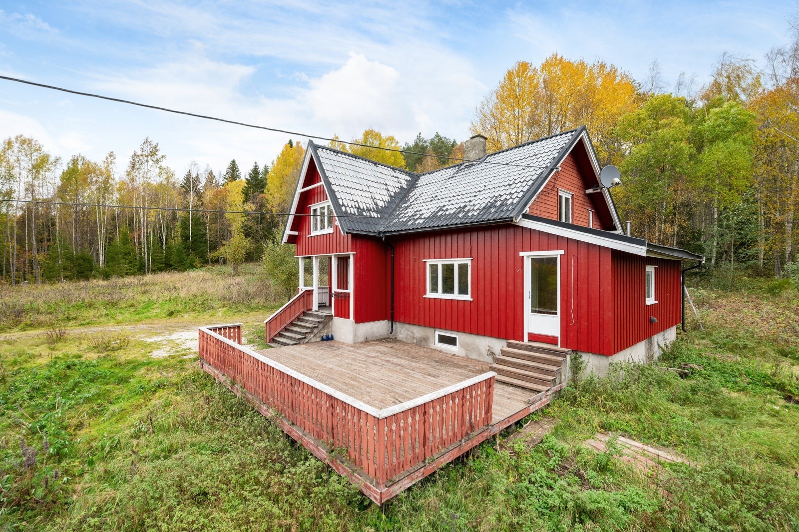 Fra vaskerommet i første etasje har du utgang til en romslig terrasse mot sørvest. Galleribilde
