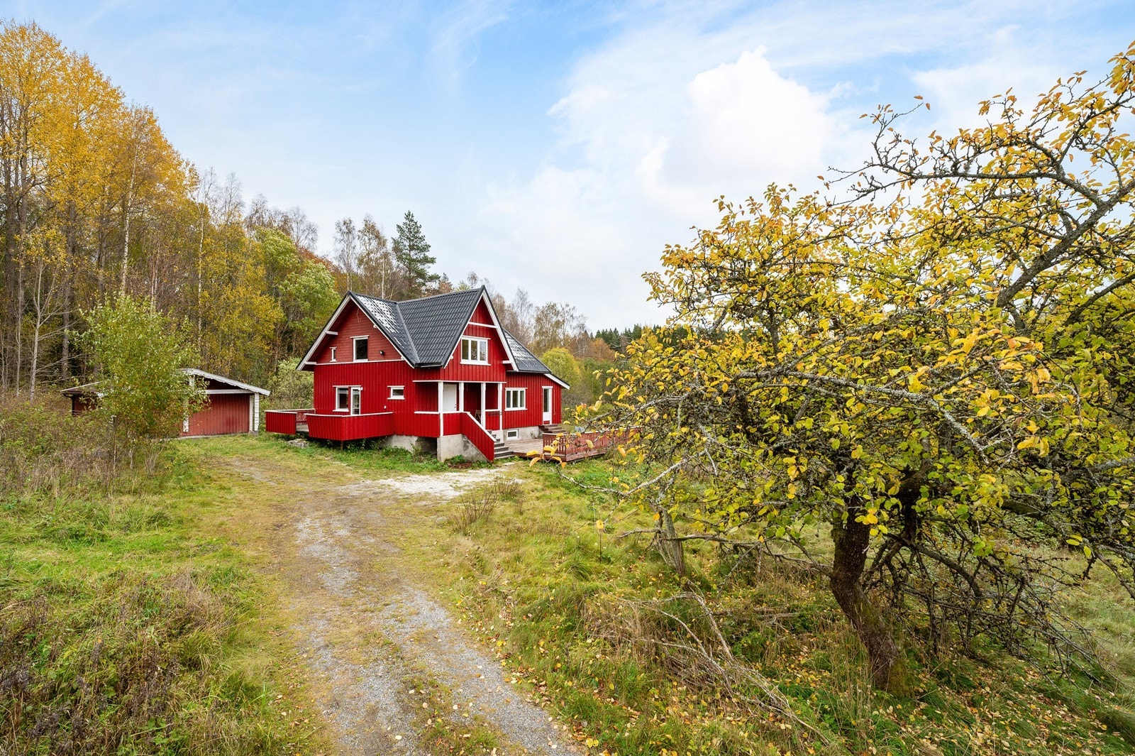 Eiendommen ligger i enden av en grusvei på 400 meter som går fra Kroksundveien. Galleribilde