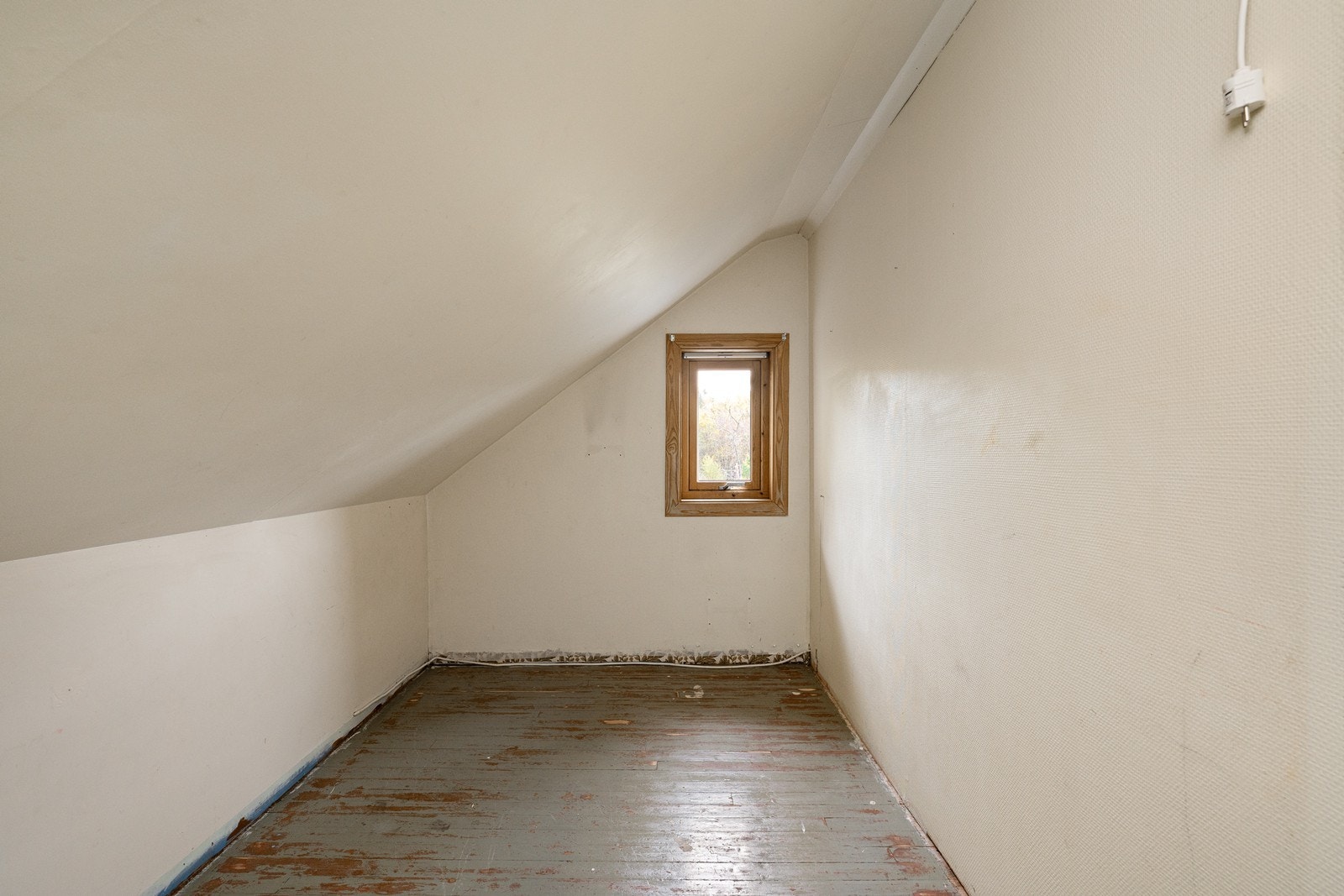 I kjelleren er det gode lagringsmuligheter i kjellerrom, mens på loftet er det kryploft. Galleribilde