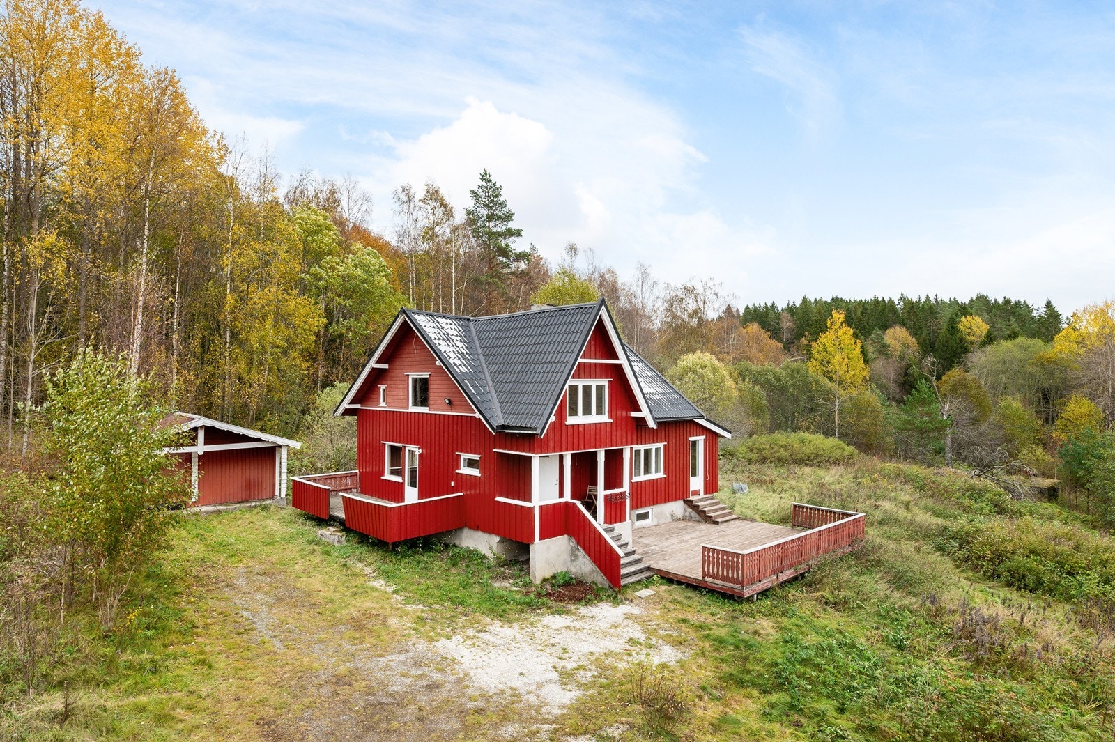 I umiddelbar nærhet har du gode turmuligheter hele året i skog og mark. Galleribilde