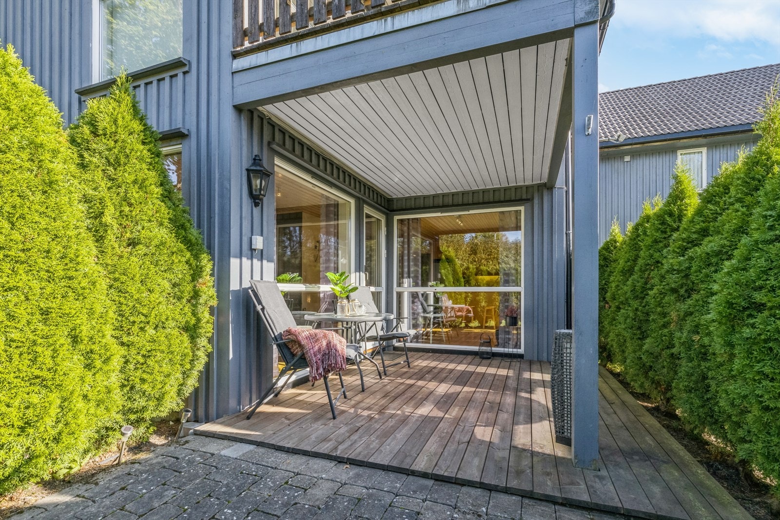 Utgang til Syd-/vestvendt terrasse fra stue Galleribilde