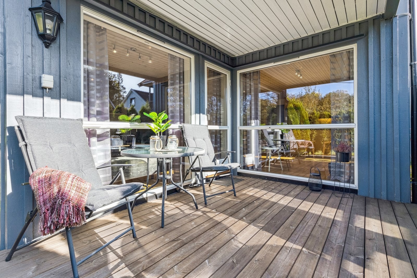 Utgang til Syd-/vestvendt terrasse fra stue Galleribilde
