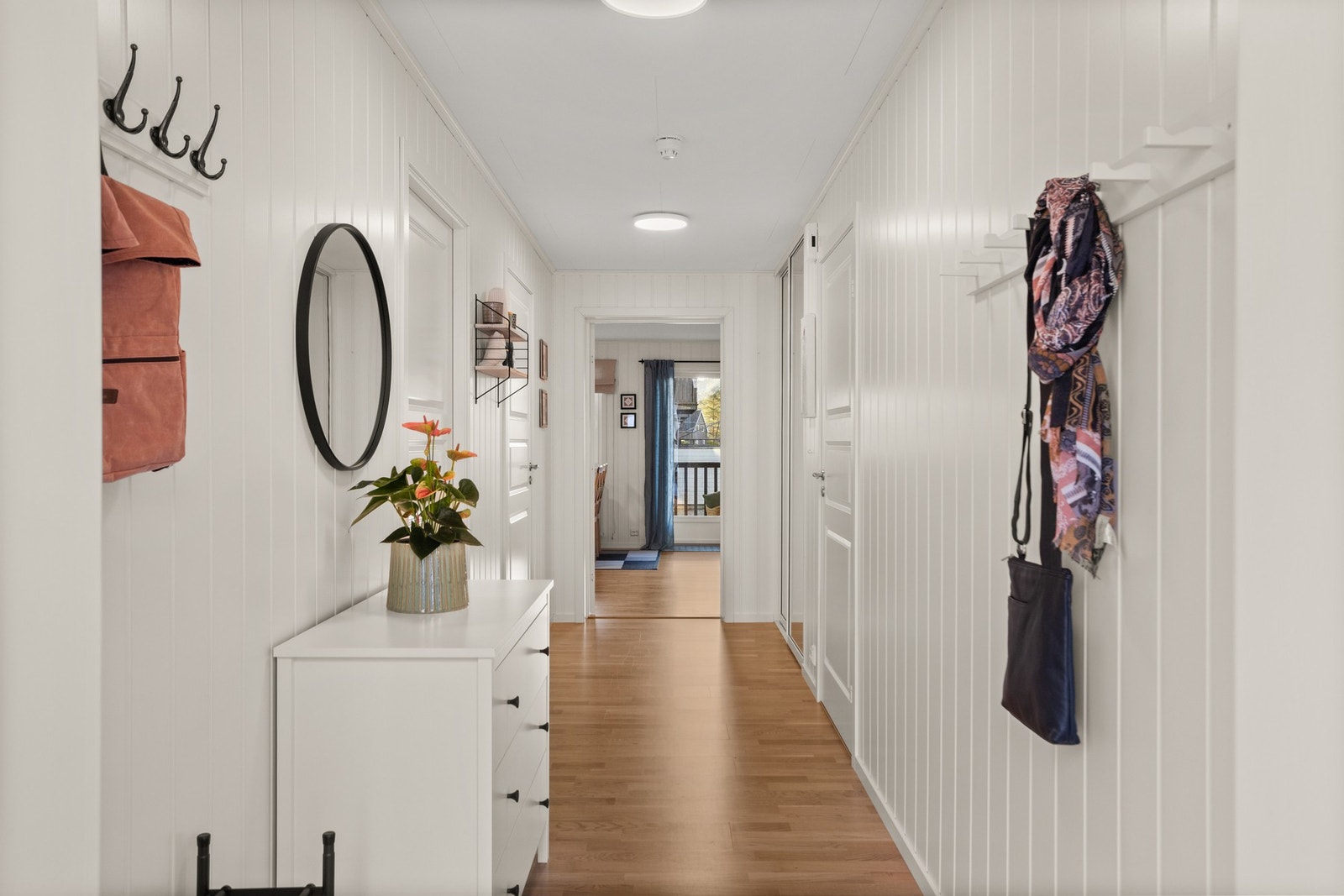 Gang - ca 9,5 kvm. Dør inn til to soverom og bad Galleribilde