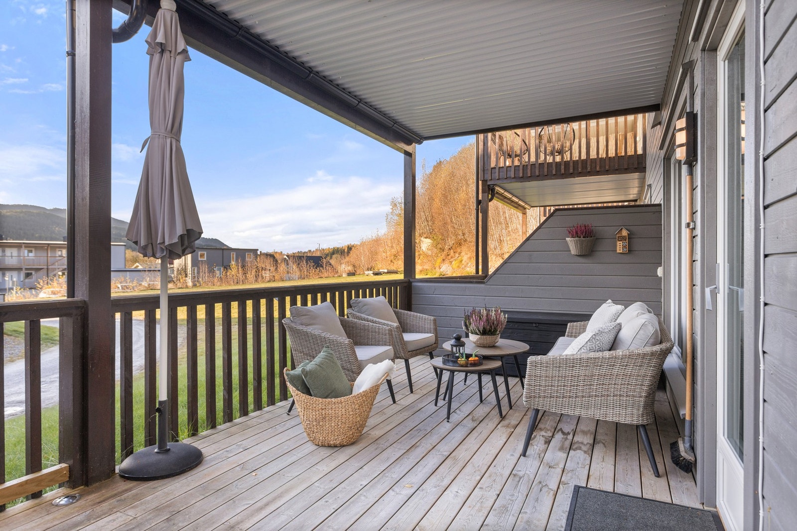 Terrassen er takoverbygd og har levegg som gjør det til en lun sone Galleribilde