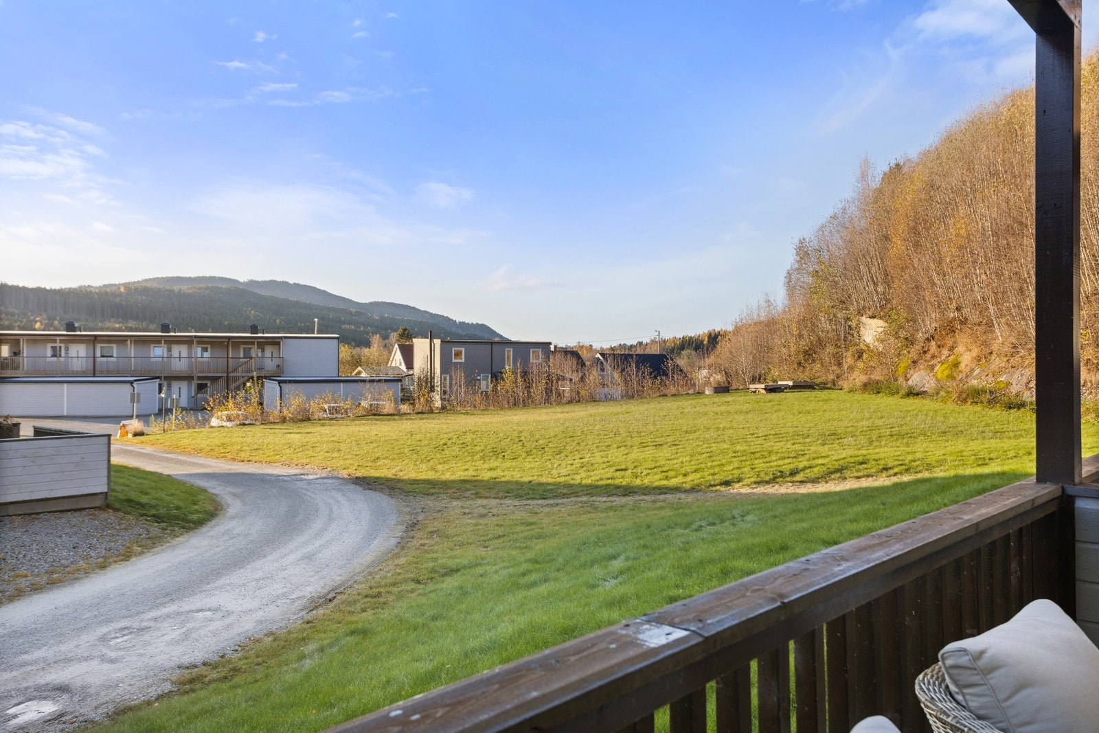 Utsikt over tunet Galleribilde