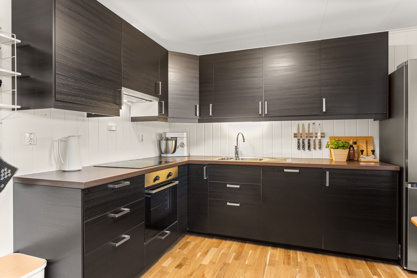 Integrert stekeovn, platetopp og oppvaskmaskin, samt avsatt plass for kjøleskap Galleribilde