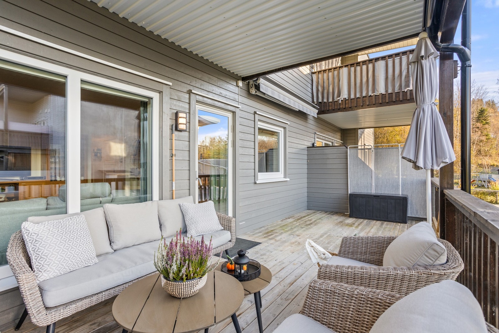 Romslig uteområde med god plass til utemøblement Galleribilde