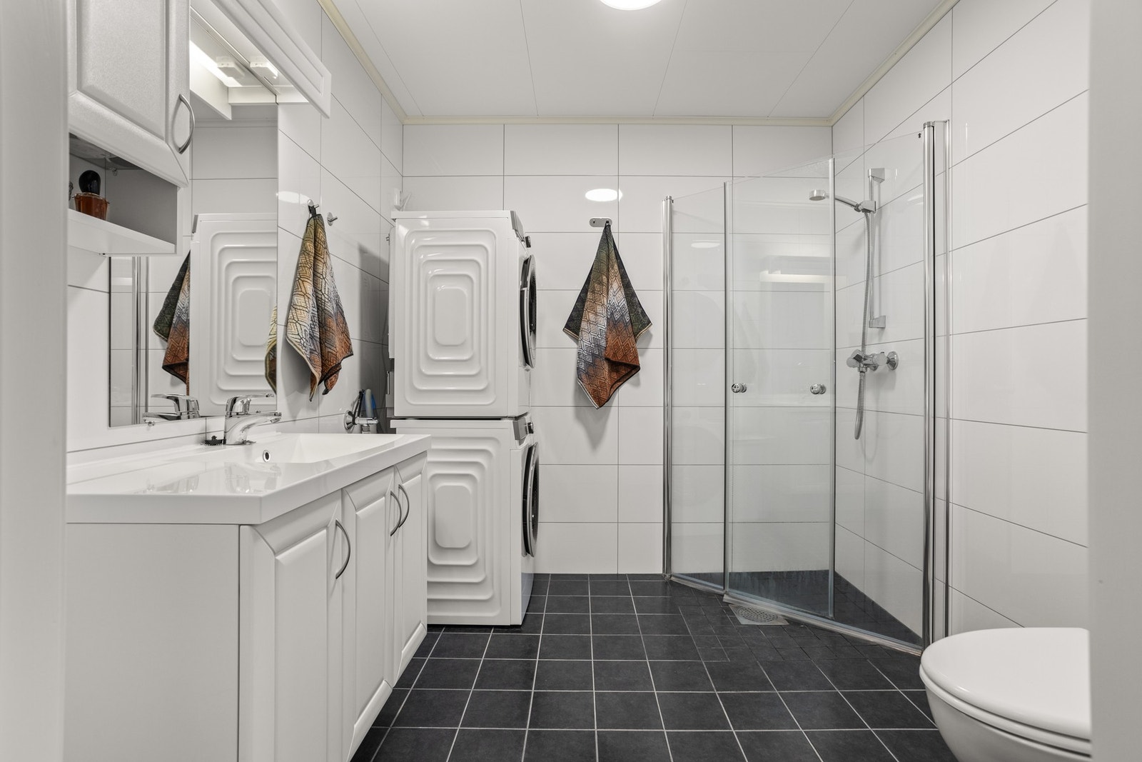 Bad/WC - ca 5,5 kvm. Flislagte overflater og gulvvarme. Opplegg for vaskemaskin Galleribilde